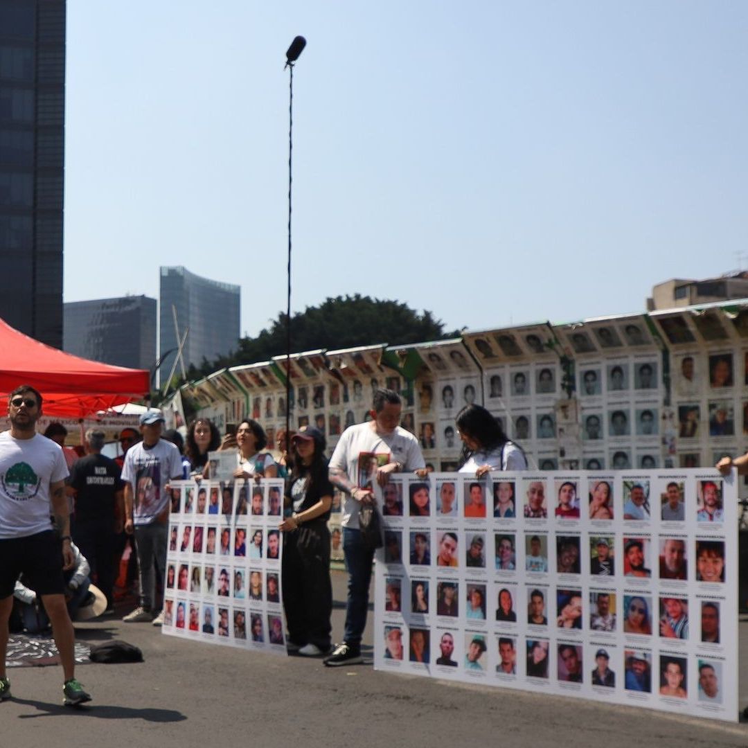 Integrantes del colectivo Hasta Encontrarles reaizan "Cascarita Para No Olvidar"
