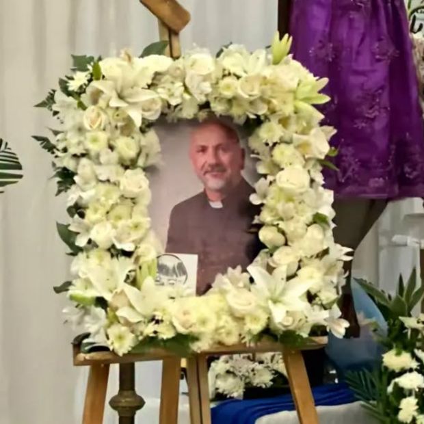 El sacerdote perdió la vida tras ser golpeado por un enorme Cristo