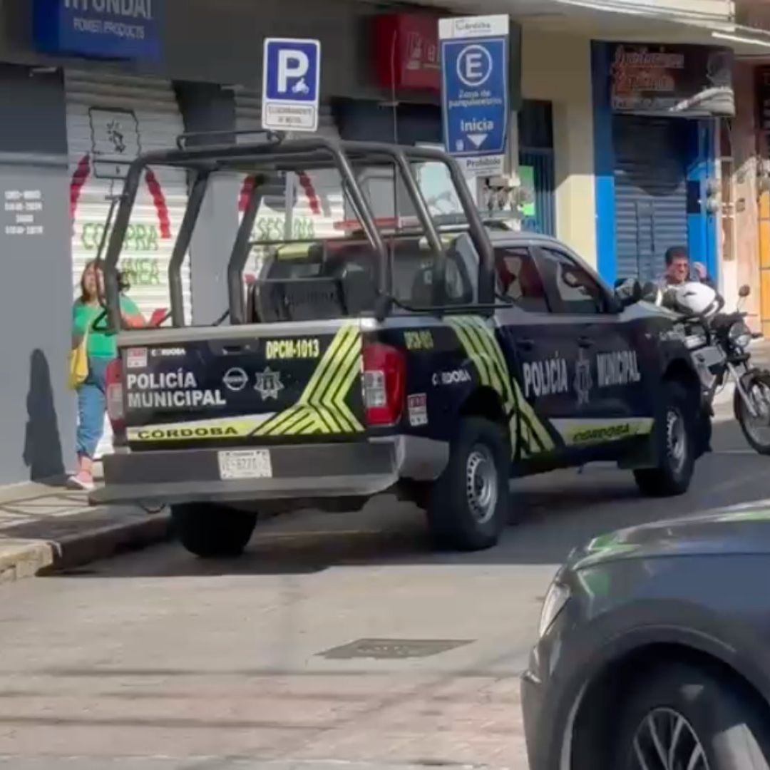 Patrulla impacta a auto y lo lanza contra la fachada de un comercio en Córdoba