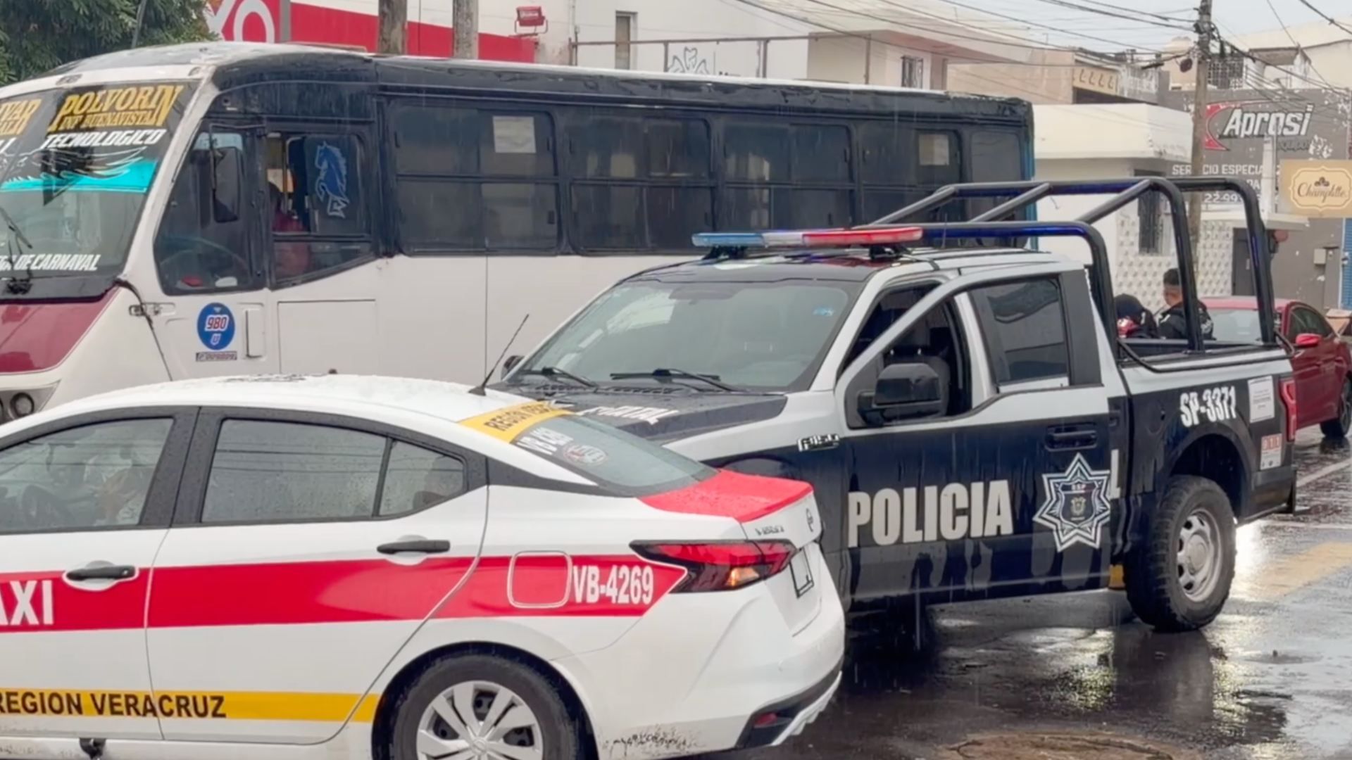 patrulla impacta a taxi por falta de precaución y de semáforos en Veracruz