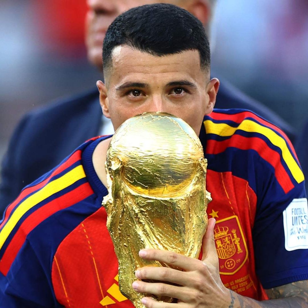 Pedro Porro, de España, besa el trofeo de la Copa Mundial, el 19 de julio de 2026. Foto: Reuters