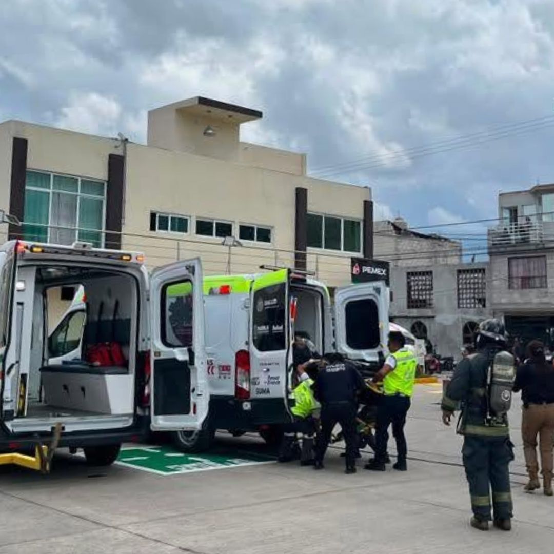 Dos trabajadores atrapados en ductos de combustible en Puebla.