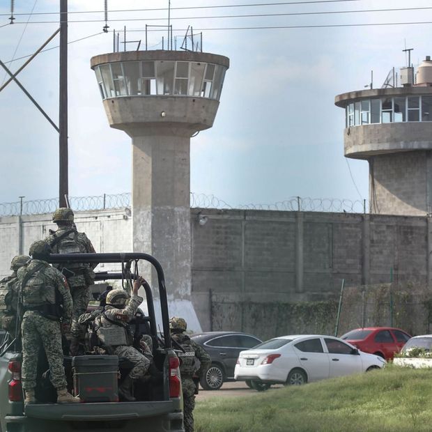 Fuerzas Armadas custodian Penal El Castillo en Mazatlán, Sinaloa