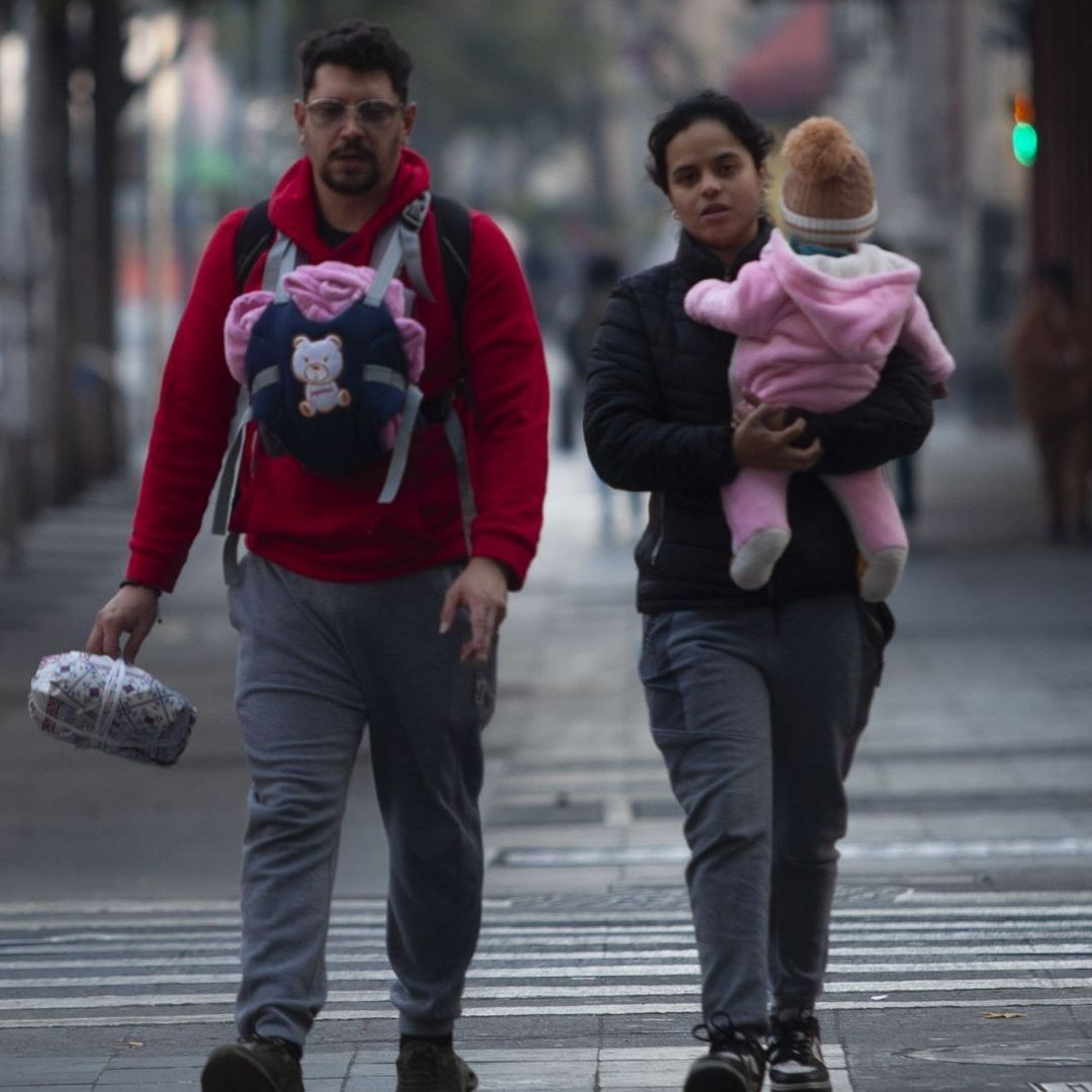 Pareja camina por la calle. Fallo de la SCJN Pensión Compensatoria por Concubinato