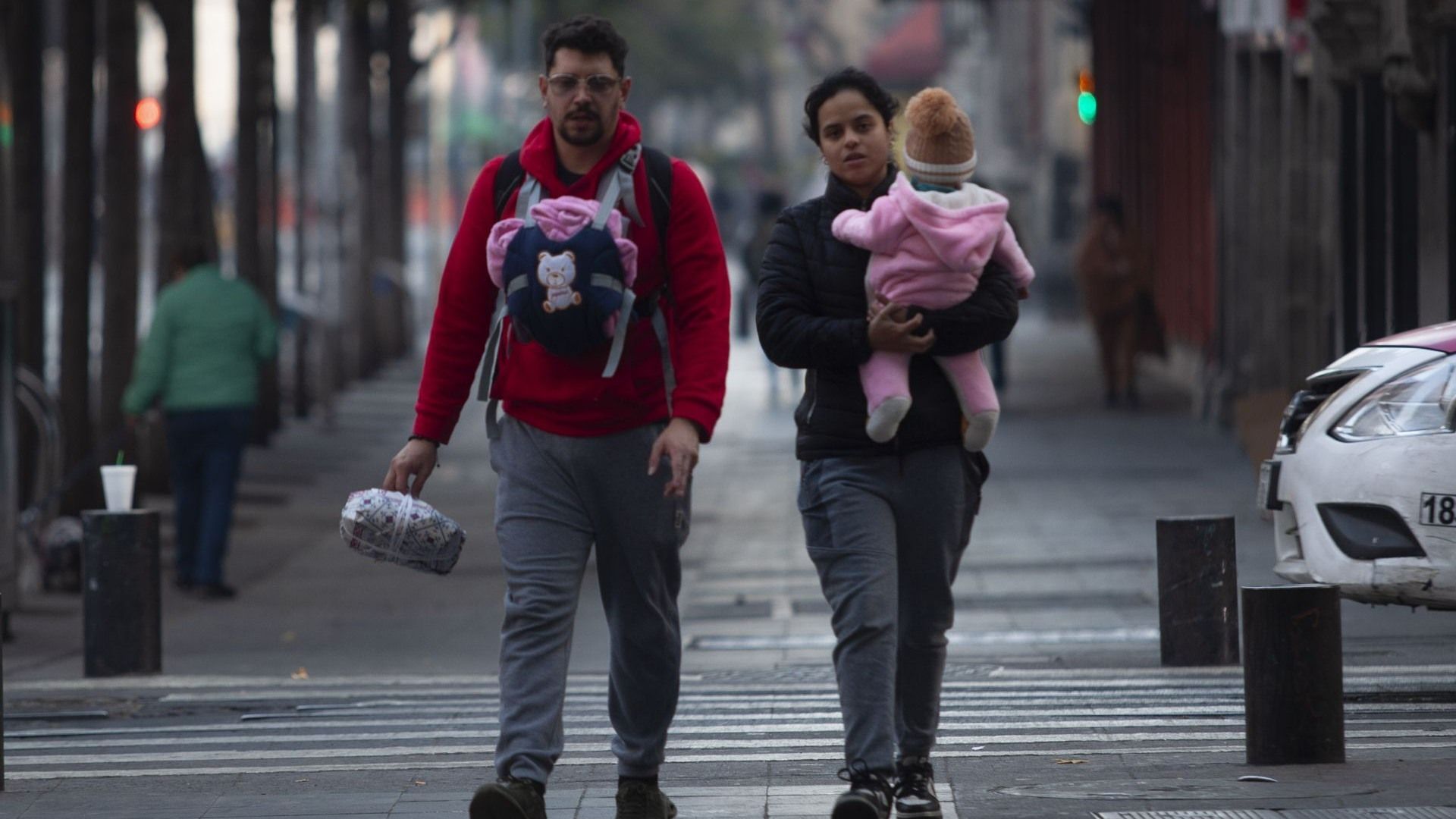 Pareja camina por la calle. Fallo de la SCJN Pensión Compensatoria por Concubinato
