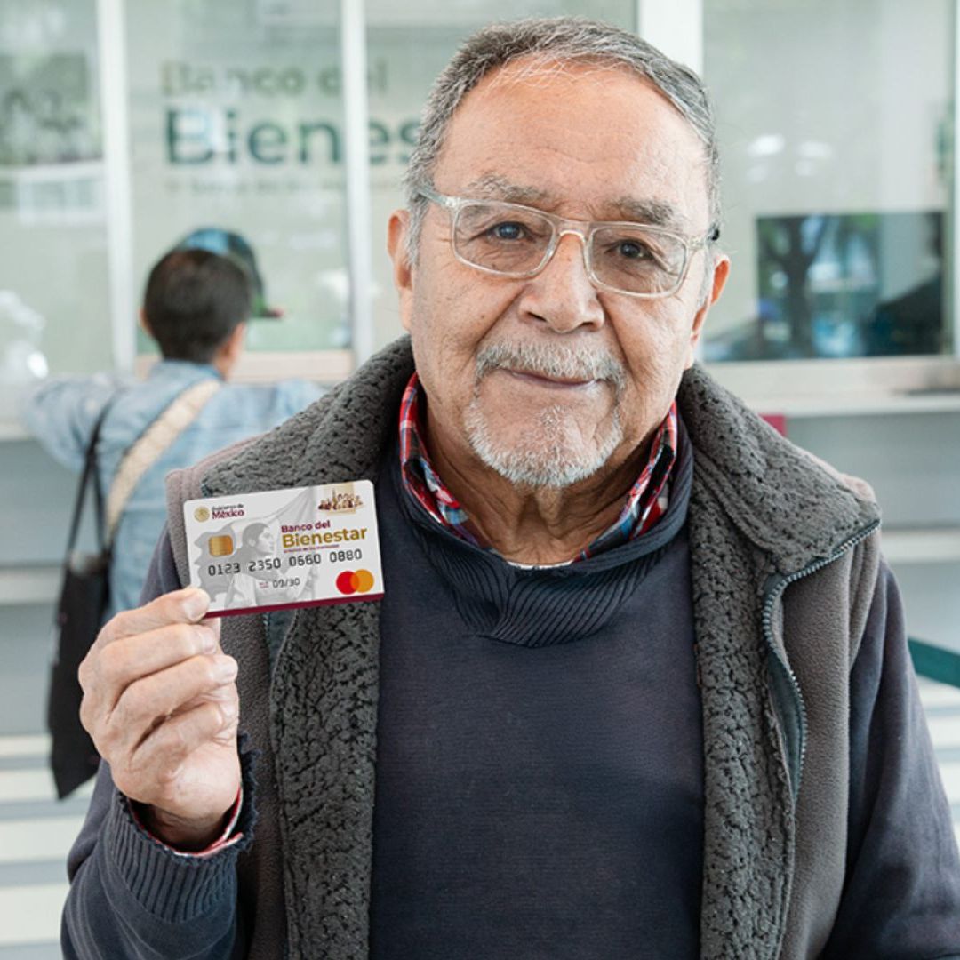 Hombres sostiene su Tarjeta del Bienestar. Conoce quiénes cobran Pensión Bienestar el 8 y 15 de mayo 2026
