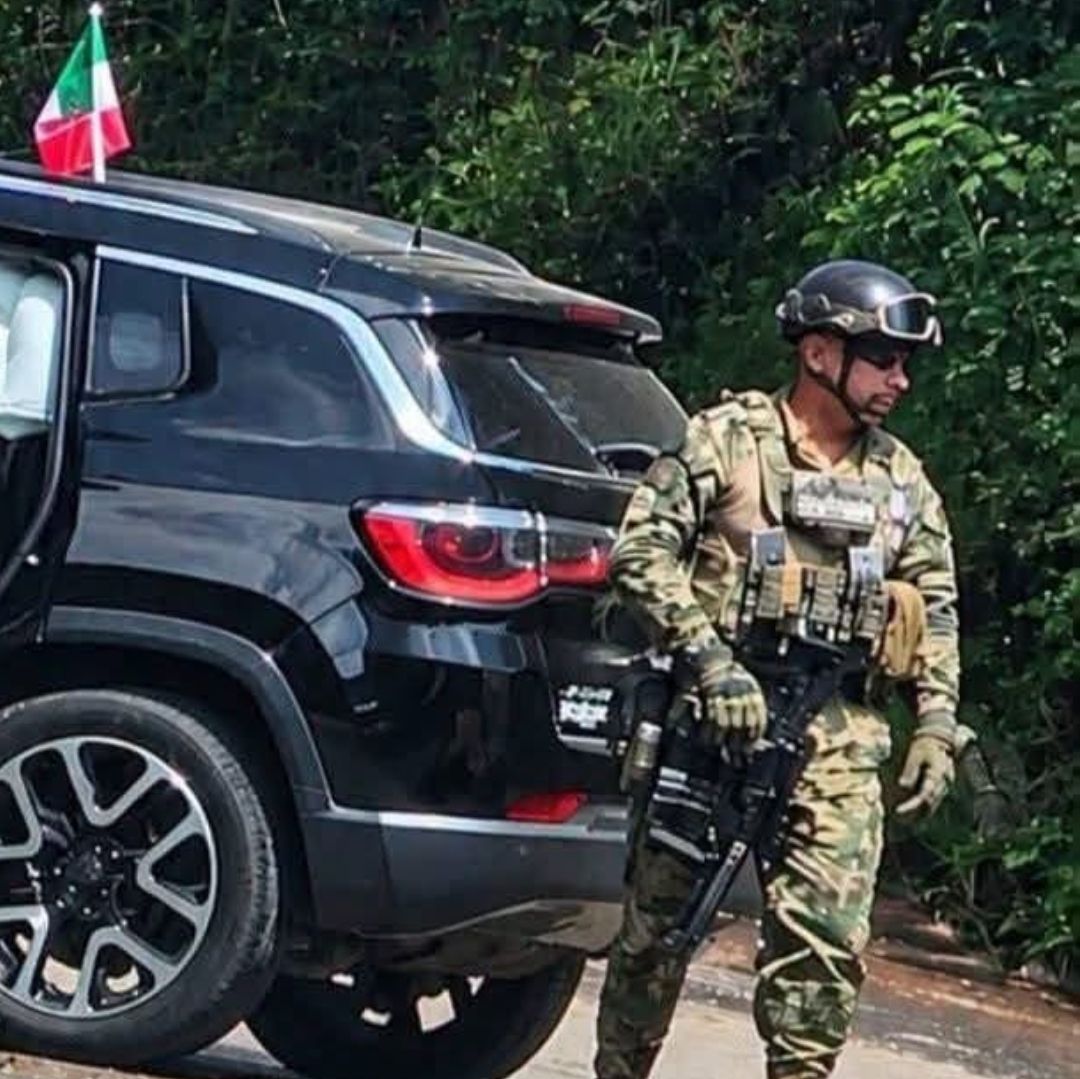 Persecución deja camionetas accidentadas y disparos en Acaxochitlán, Hidalgo.