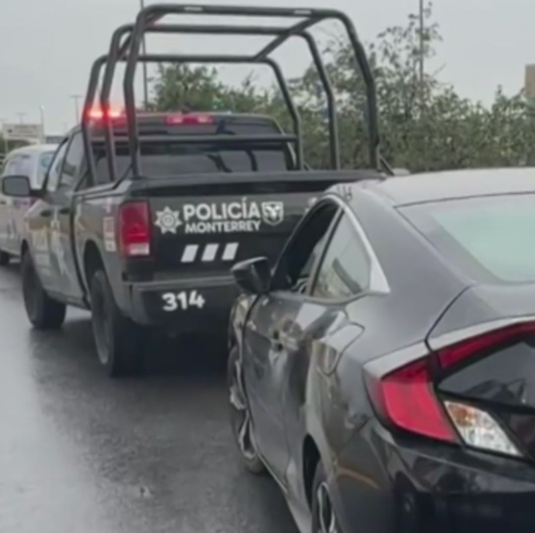 Policía de Monterrey persigue a conductor en Av. Leones