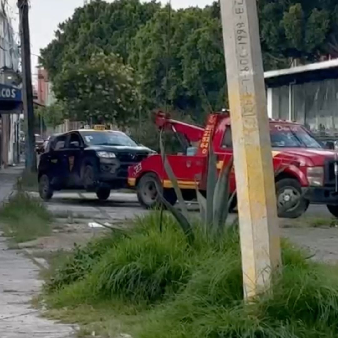 Taxi asegurado tras robo a comercio en Puebla.