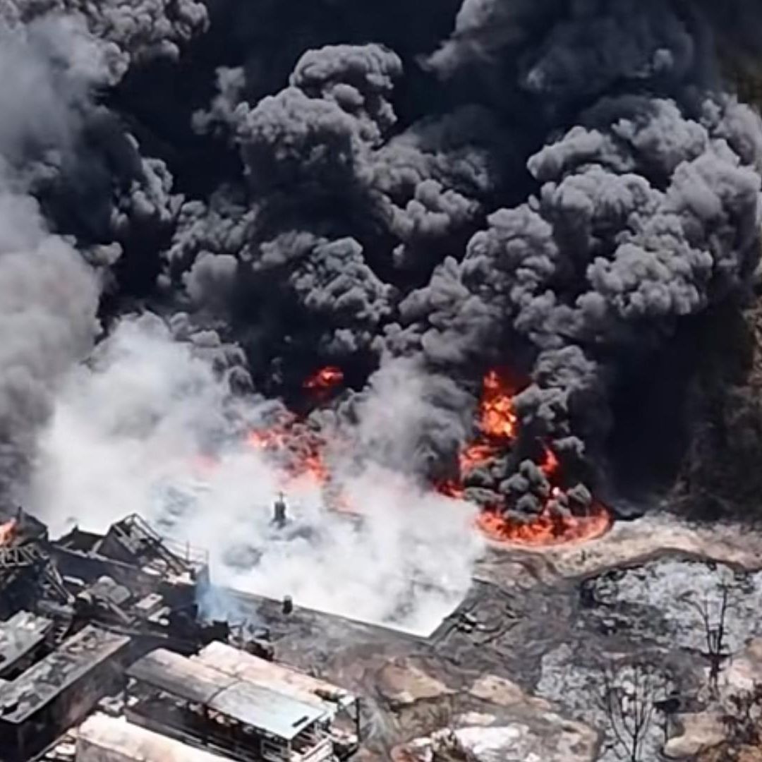 Más de 200 habitantes permanecen en refugios tras explosión en planta de sal de Jaltipan, Veracruz
