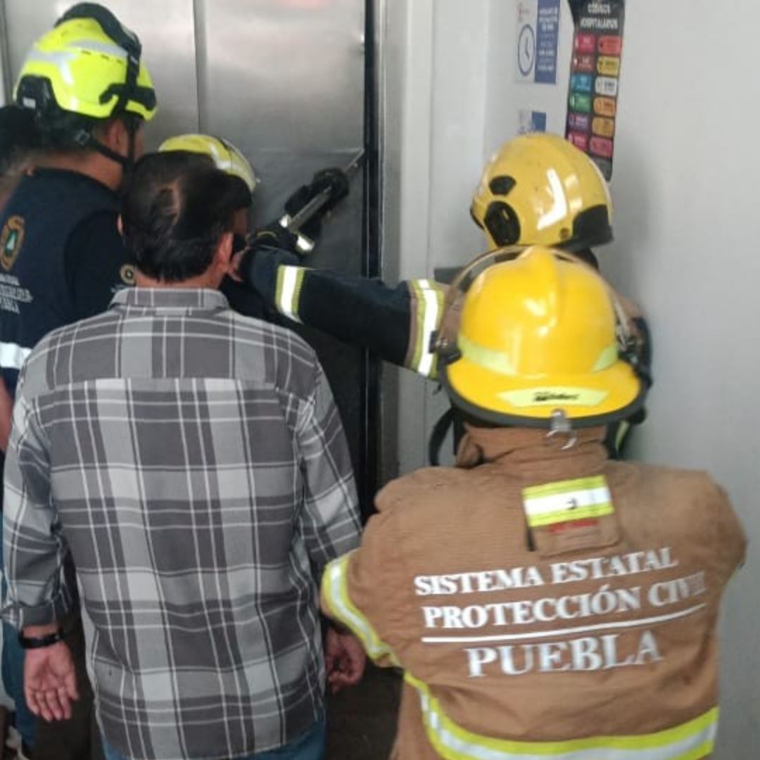 12 Personas Rescatadas Atrapadas en Elevador del Barrio El Alto Puebla