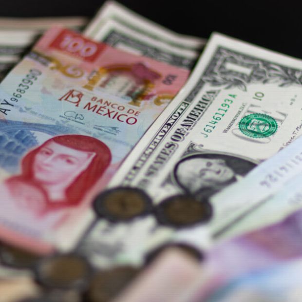 Dólares estadounidenses y pesos mexicanos
