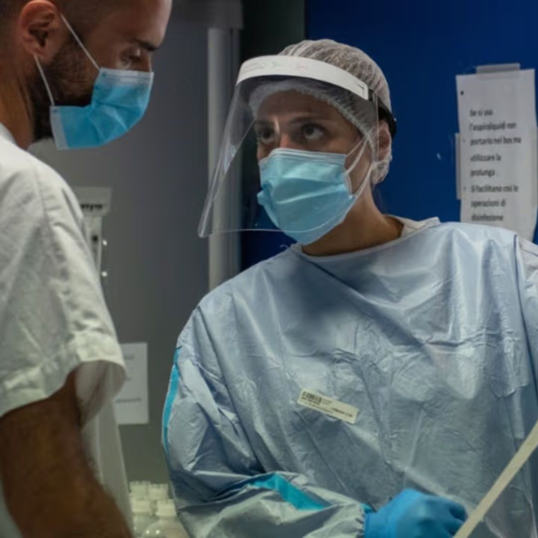 Personal de la OMS durante investigaciones durante la pandemia