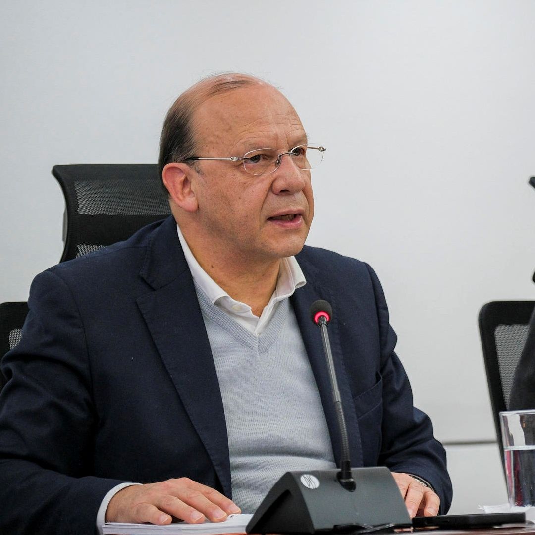 Ministro de Hacienda y coordinador del equipo de transición del Gobierno saliente, Germán Ávila (i), durante una declaración televisada. Foto: EFE