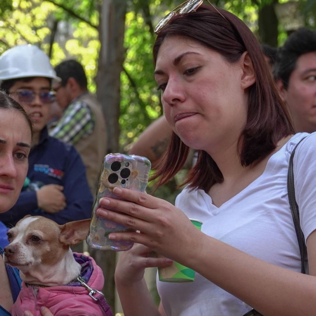 Mujeres revisando celular