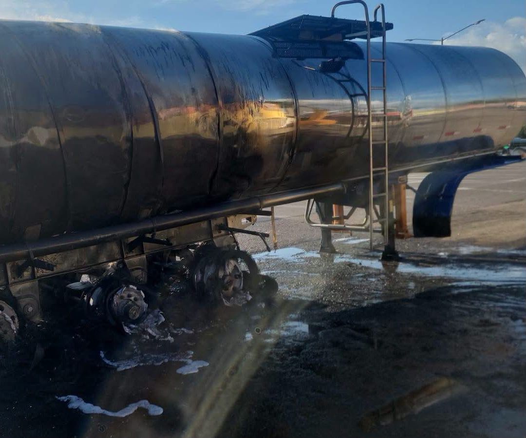 Se Incendia Pipa con 12 Toneladas de Aceite en San Miguel Zapotitlán en Sinaloa