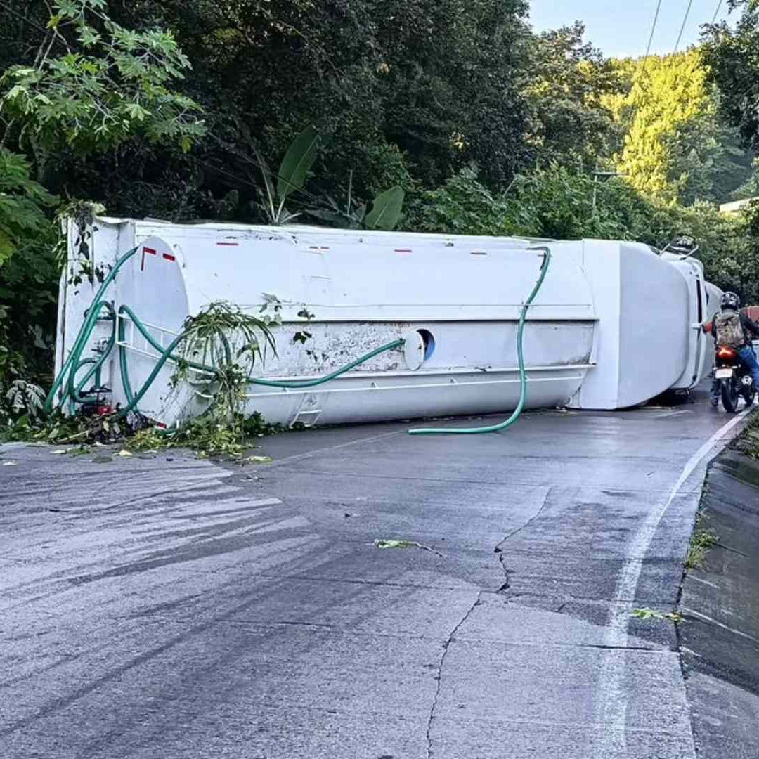 Bloqueo carretero en la Xalapa-Misantla por volcadura de pipa