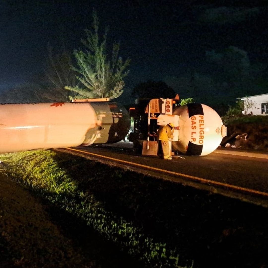 Pipa Choca Contra Camioneta, Vuelca y Cierra Carril en la Autopista México-Tuxpan
