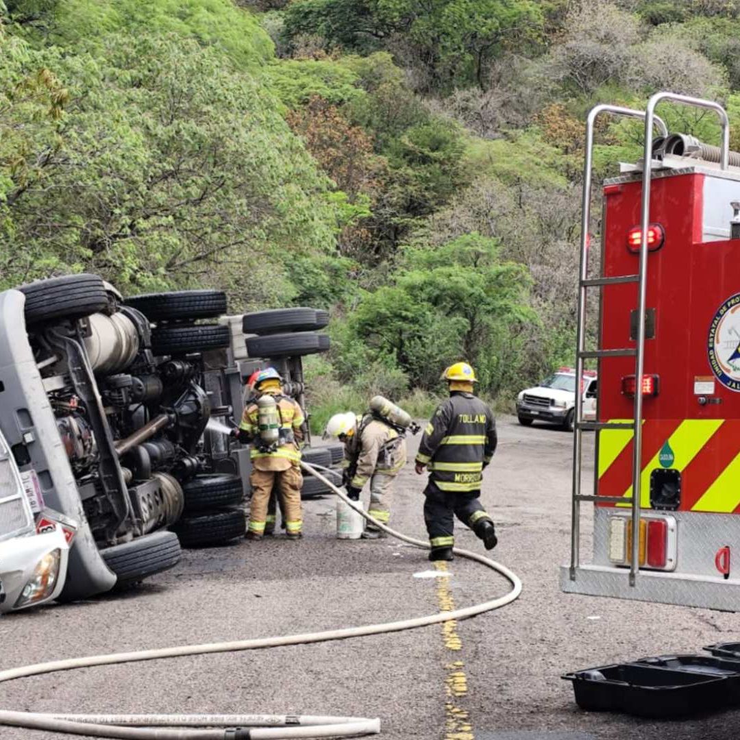 Pipa vuelca en Carretera Federal 70.