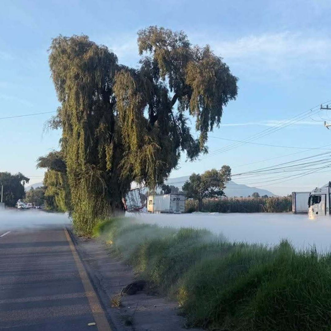 Una pipa de gas se accidentó en la carretera Toluca-Tenango, ocasionando una fuga de gas. Foto: X @SSEM_VialEdomex