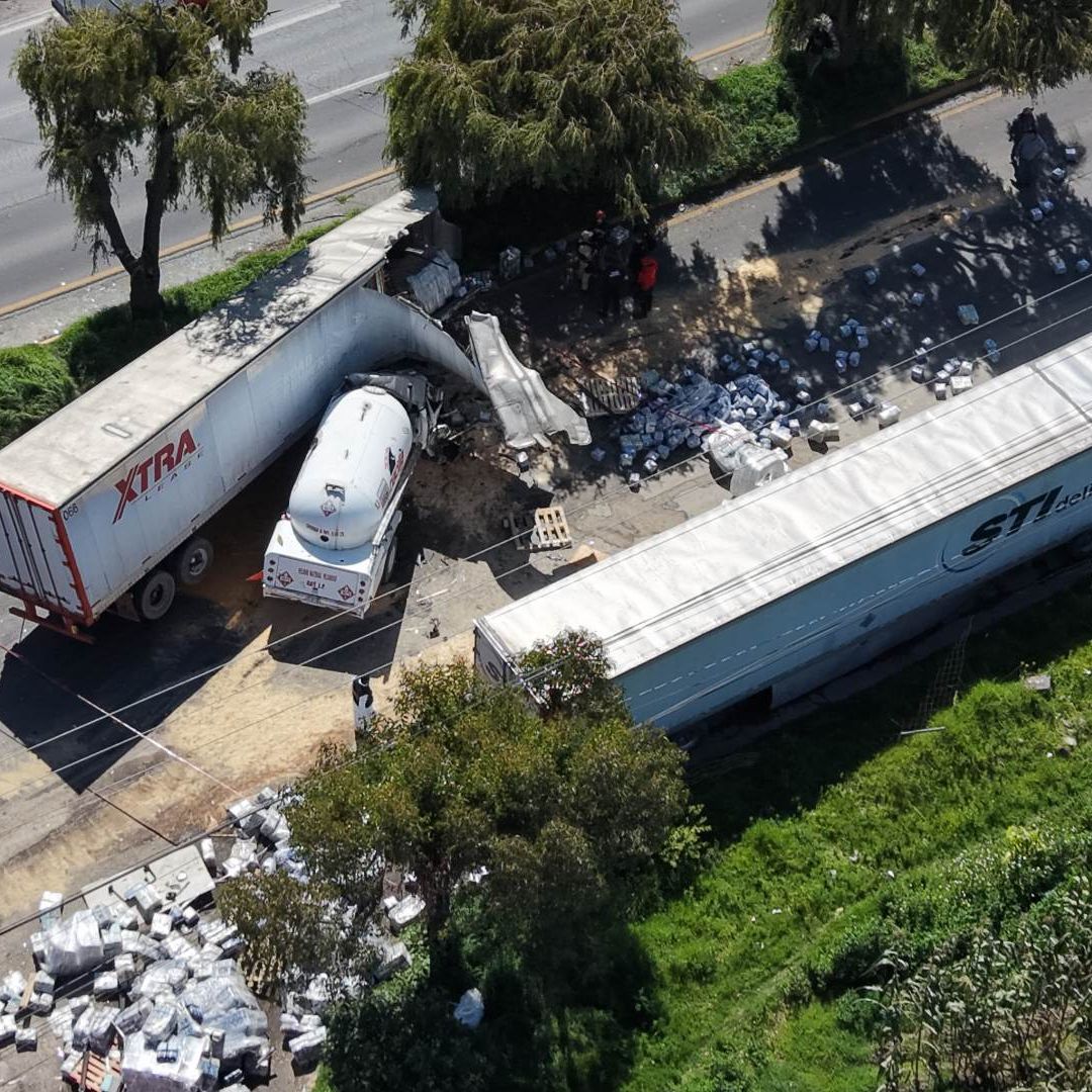 Una pipa de gas chocó contra un tráiler en la carretera Toluca-Tenango. Foto: N+