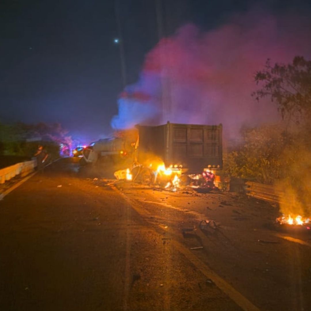 Pipa y tráiler se incendian tras chocar en la carretera Tuxpan-Tampico al norte de Veracruz