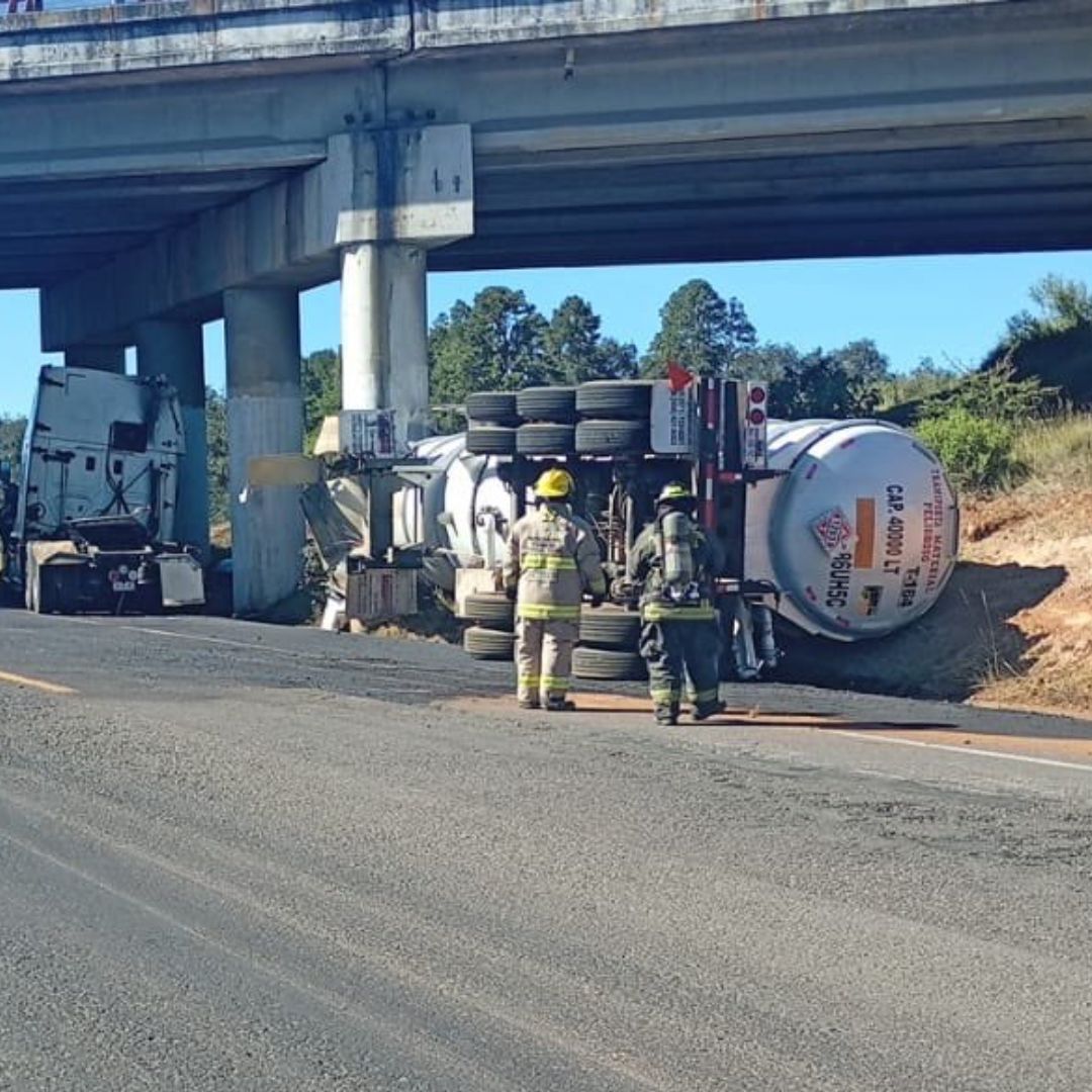 Cierre por volcadura de pipa en la Autopista Tlaxco- Tejocotal