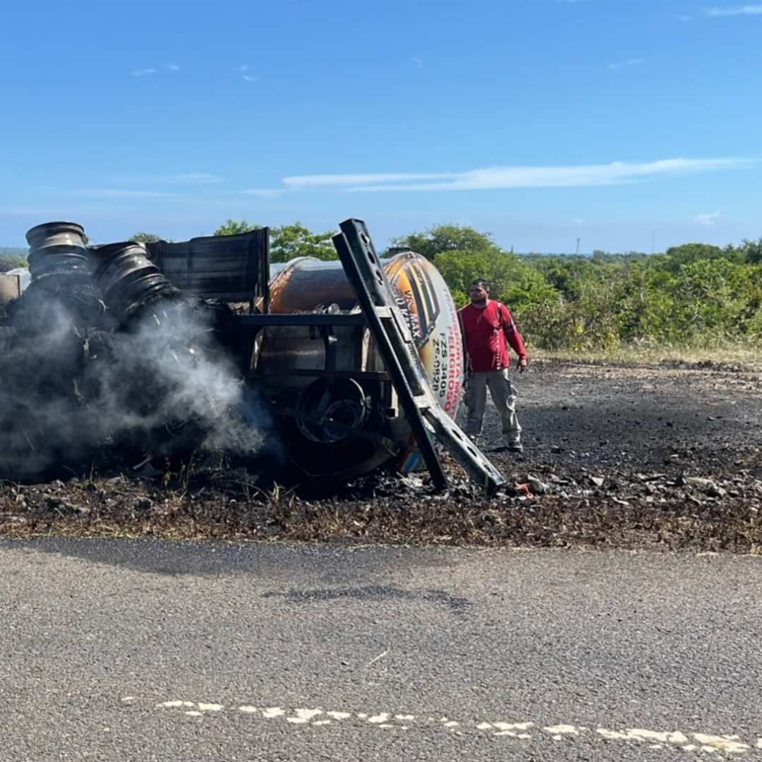 El incendio de una pipa en Veracruz movilizó a equipos de tres municipios