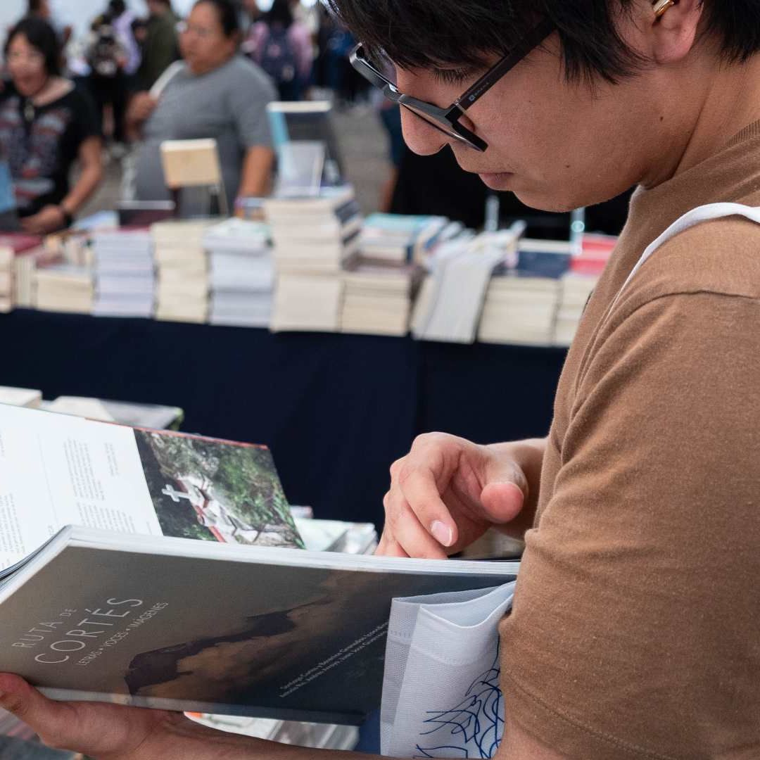 Estudiantes en el Remate de Libros UNAM Verano 2026, el 21 de septiembre en CU. Foto: Cuartoscuro