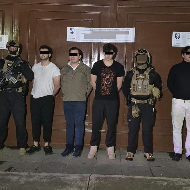 Detenidos en cateo de centro de falsificación de placas.