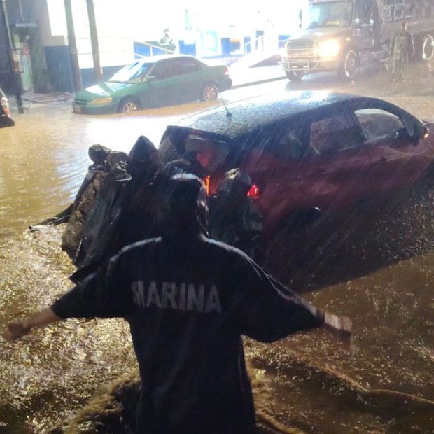 Los elementos de la Mariana ayudan a los habitantes por el paso del huracán Simon