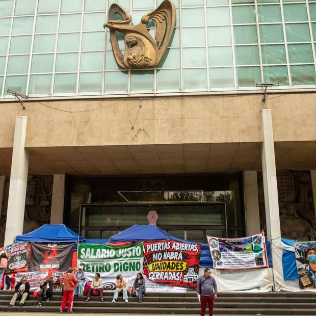 Plantón frente a las oficinas del IMSS en CDMX