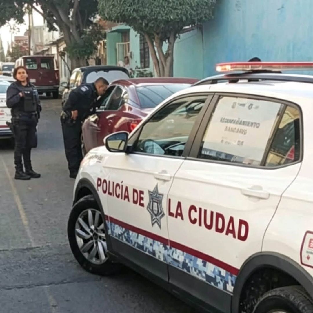 Supuestos agentes ministeriales disparan al aire en la ciudad de Puebla.