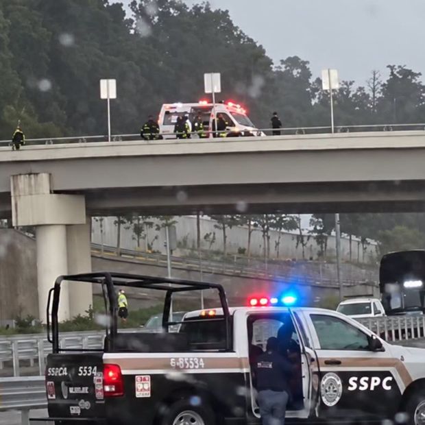 Los policías perdieron la vida al caer desde un puente en la carretera La Pera-Cuautla