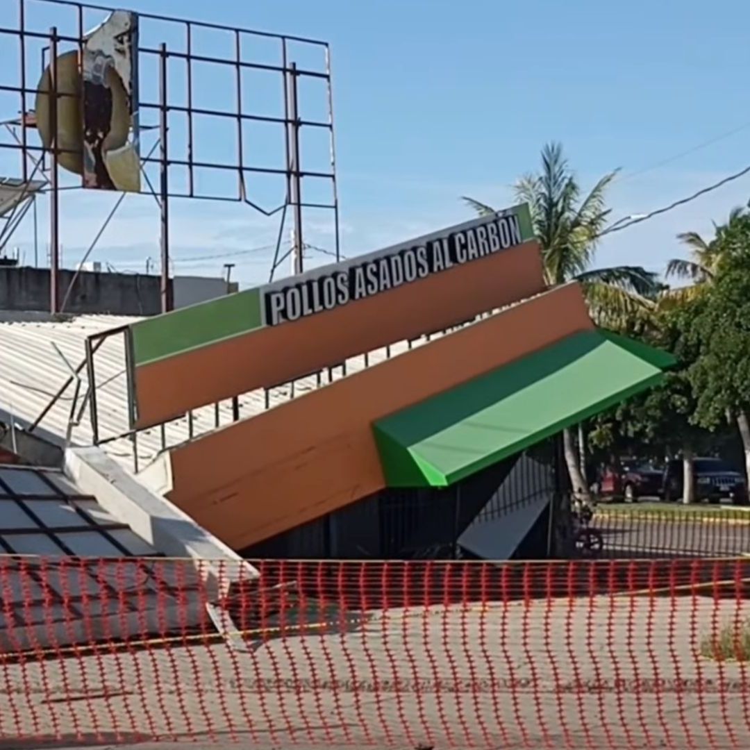Socavón se Traga Negocio de Pollos en el Centro de Guasave, Sinaloa