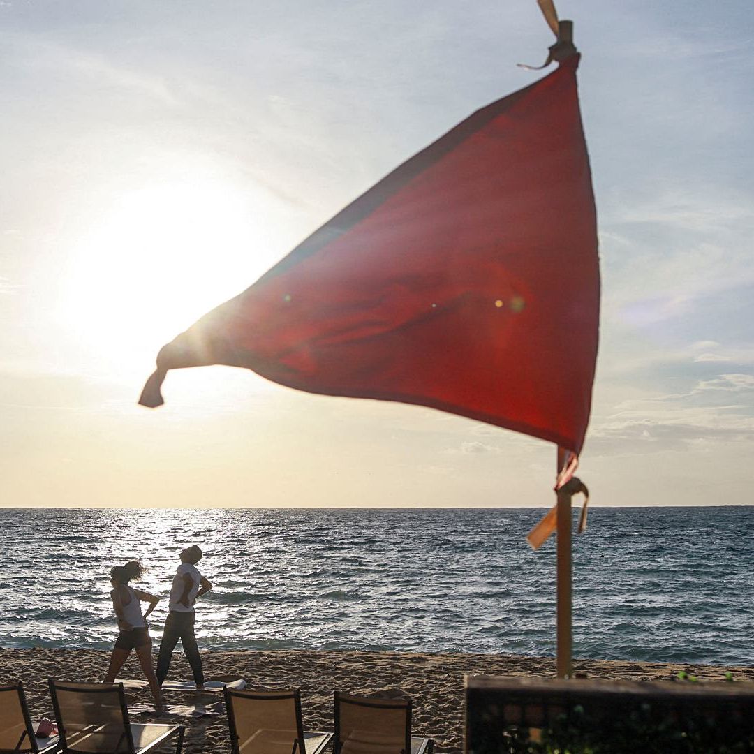 Personas en la playa Medano mientras el huracán Polo se acerca a Baja California Sur, el 27 de septiembre de 2026. Foto: Reuters