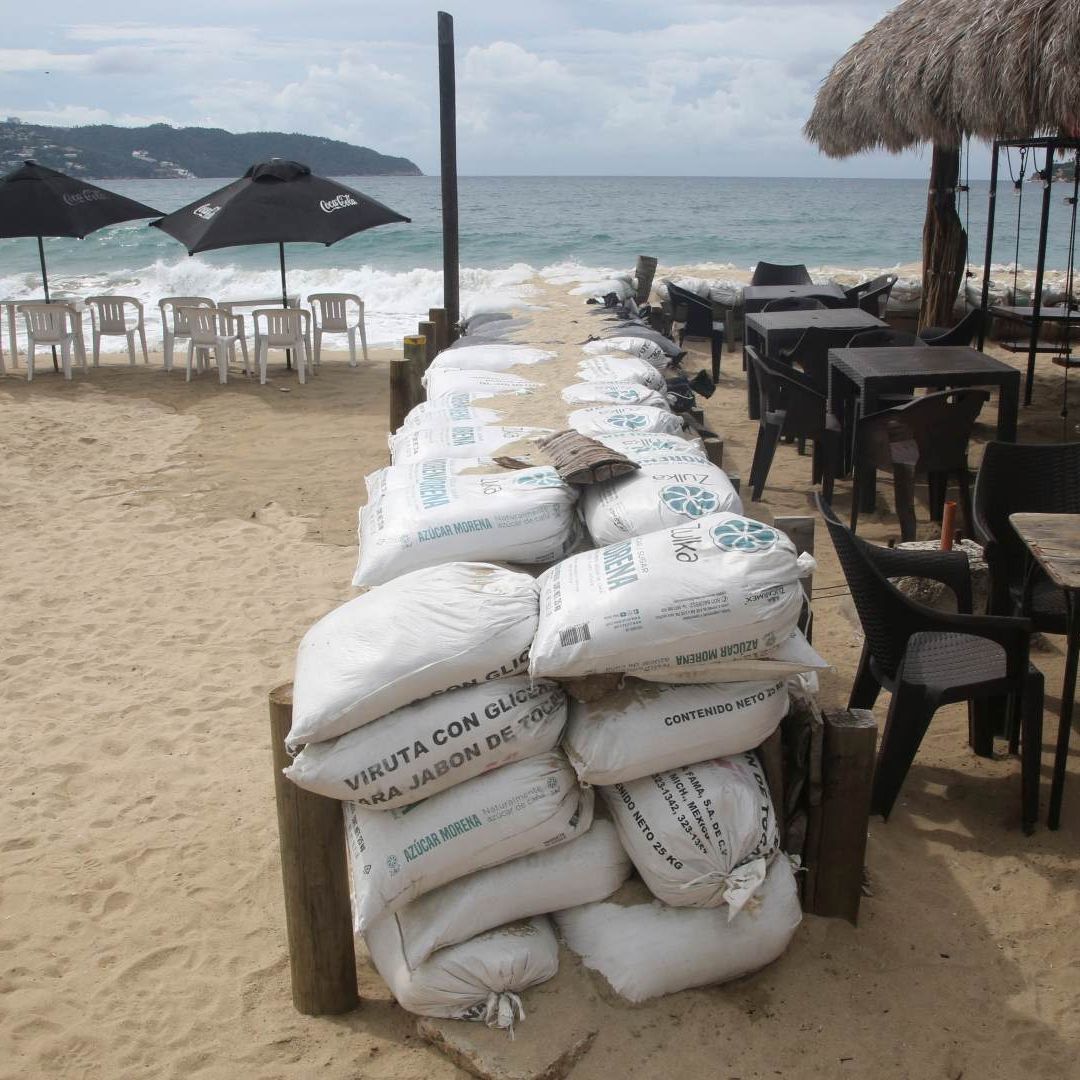 Barricada en un restaurante en Acapulco ante presencia de huracán Polo en el Pacífico. Foto: Reuters