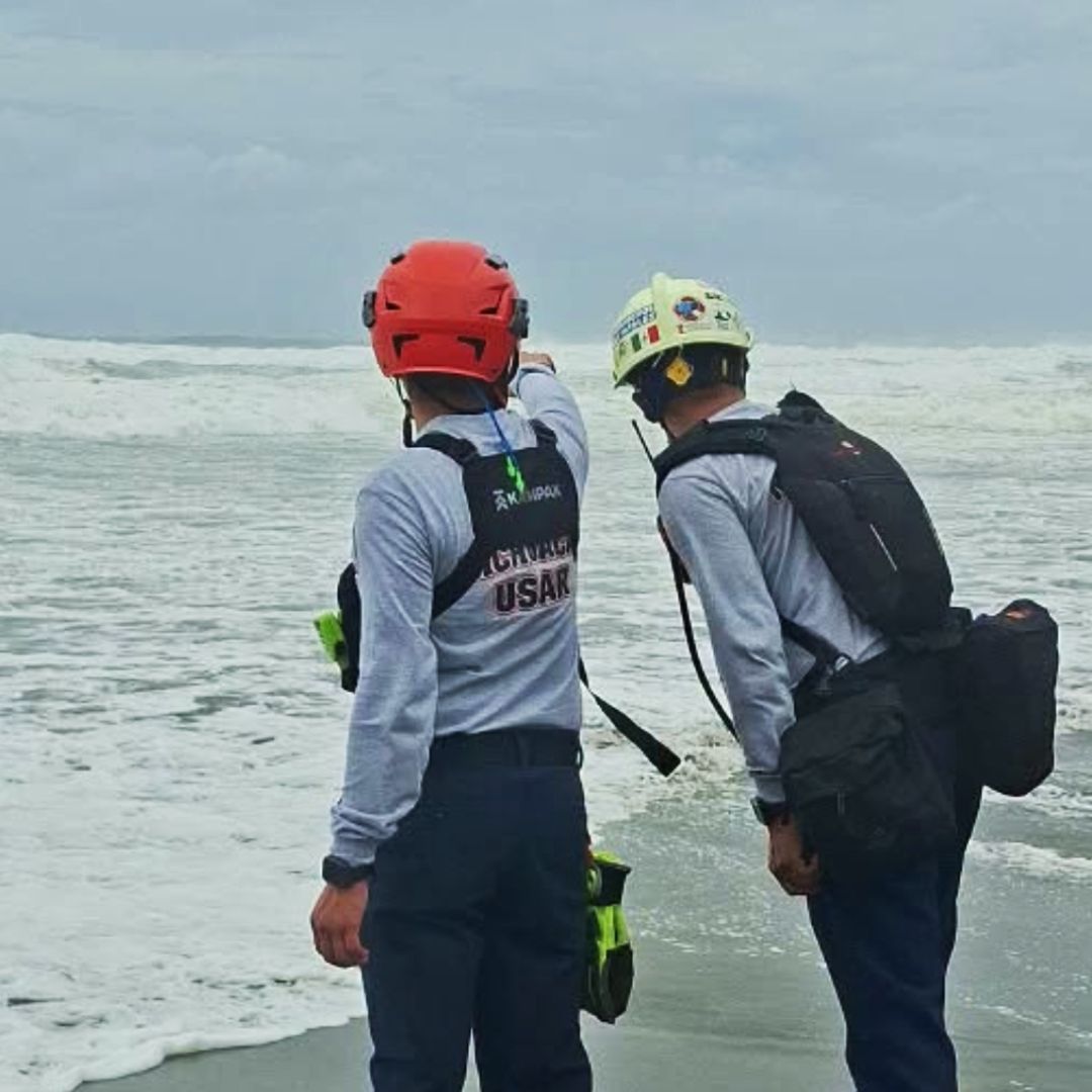 Elementos de Protección Civil de Michoacán vigilan los efectos de Polo en la costa del estado