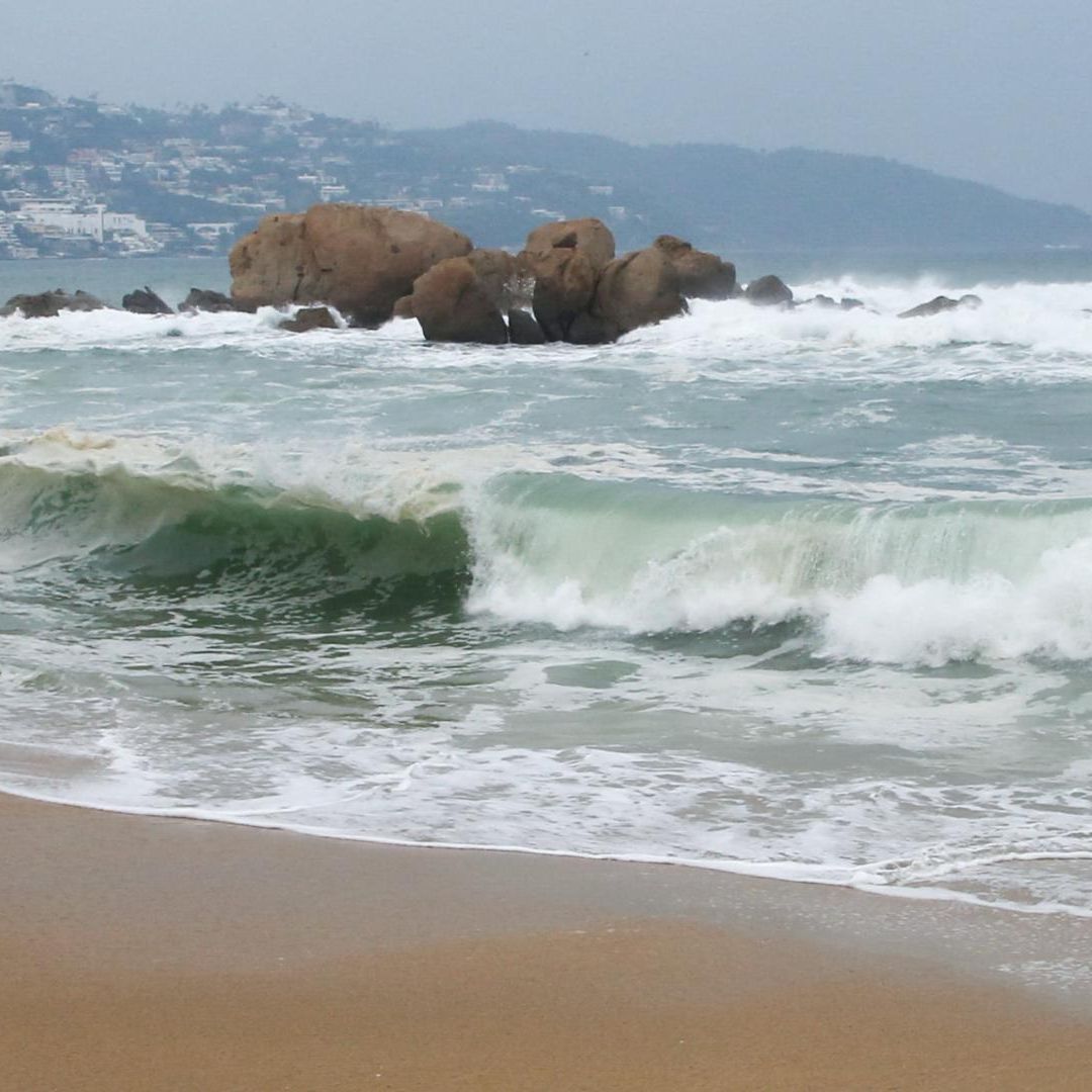 Olas rompen en la costa de Acapulco, Guerrero, por efectos del huracán Polo en el Pacífico. Foto: Reuters