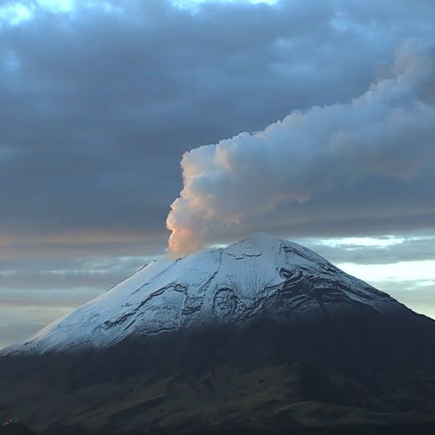 Popocatépetl luce nevado y con actividad volcánica.