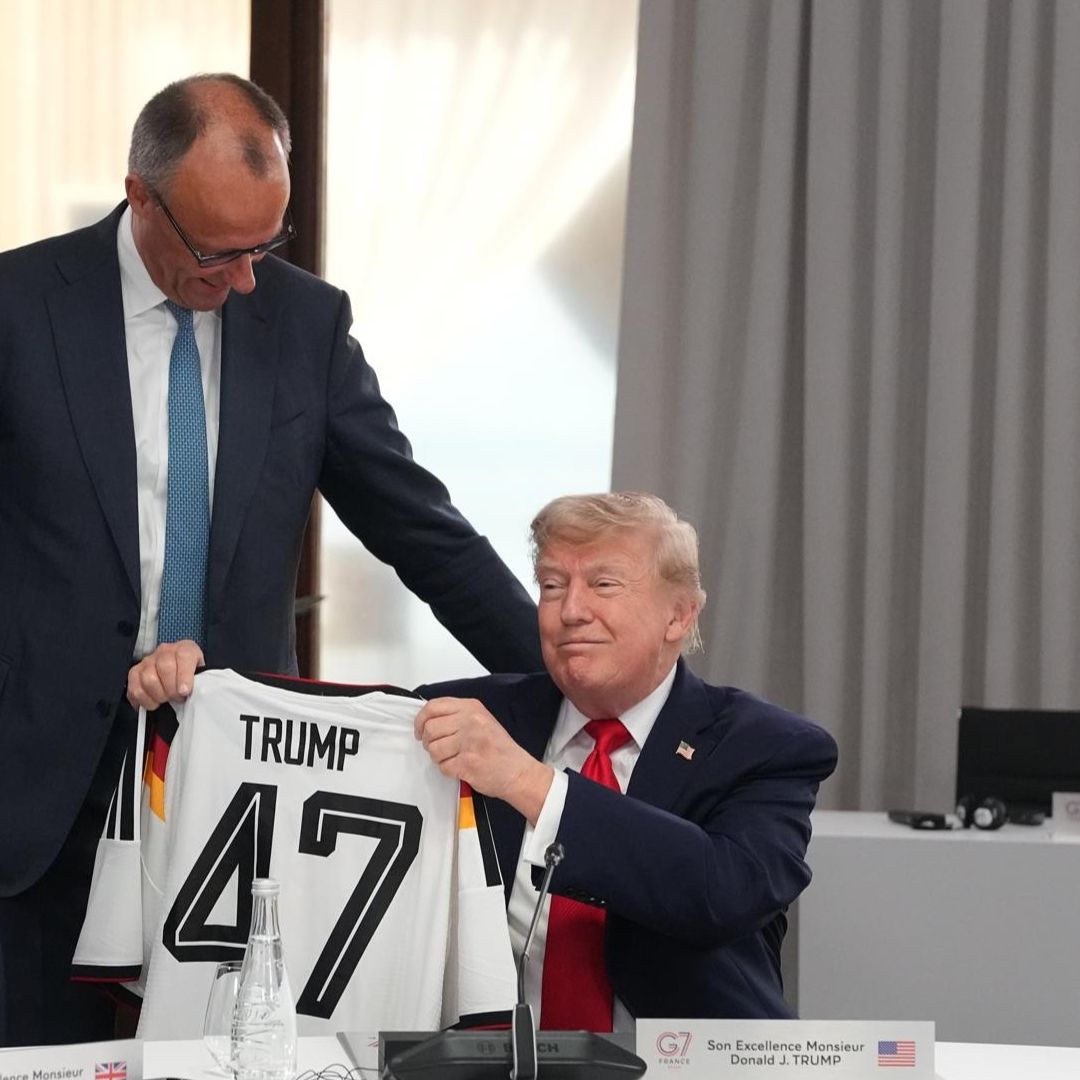 Trump recibe playera de la seclección de Alemania