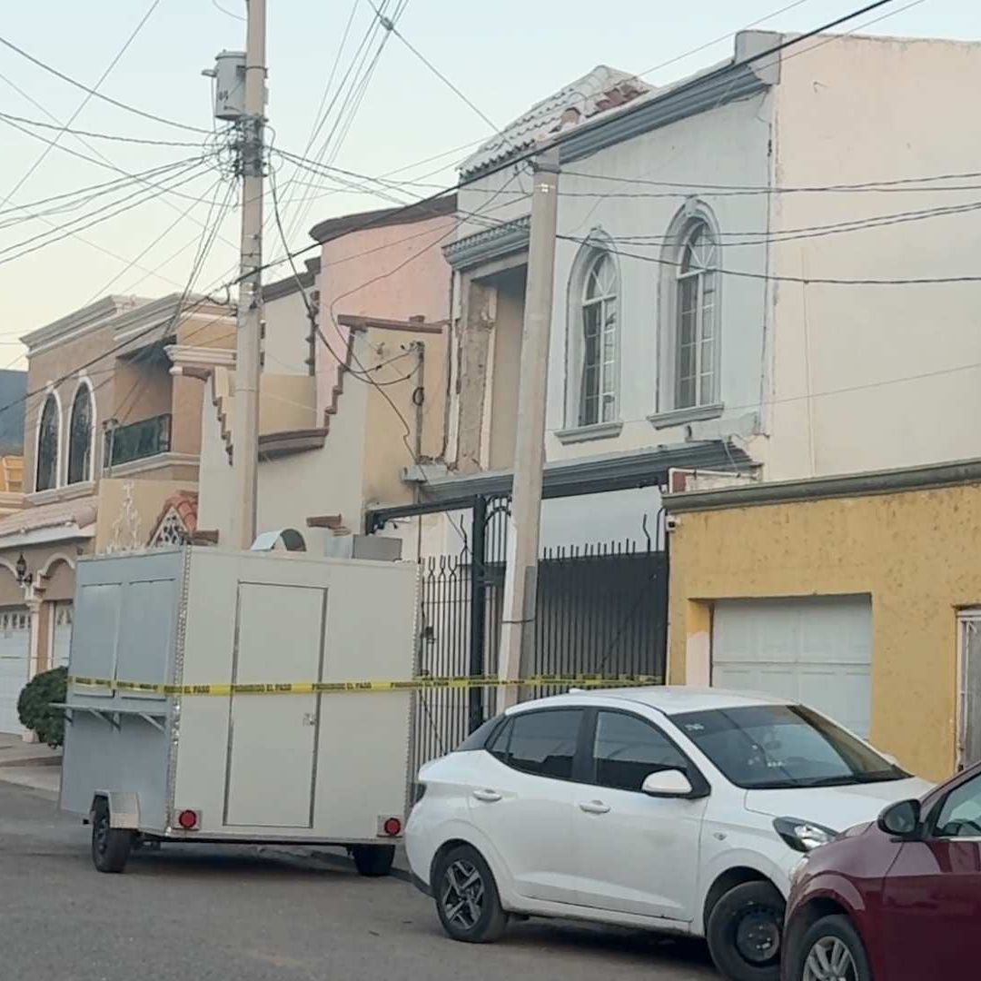 Resguardan Casa de Detenido por Incendio en Agencia de Autos