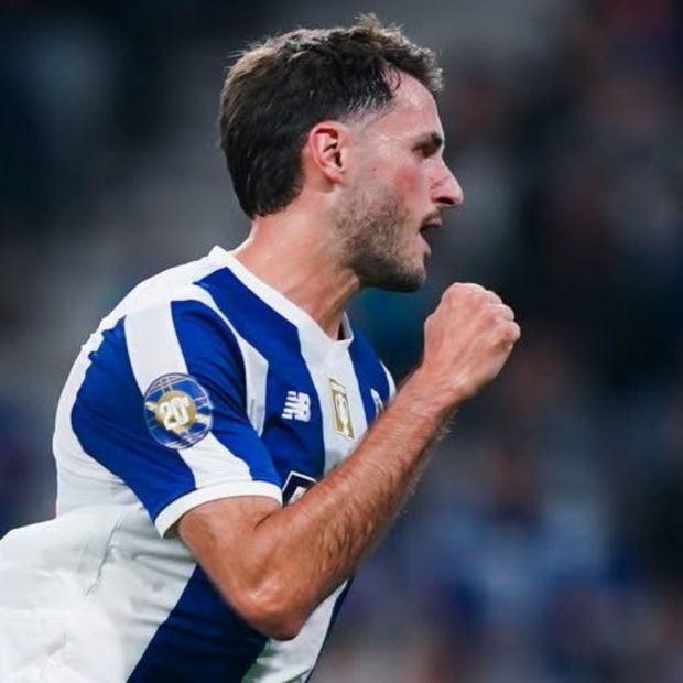 Santi Gimenez celebra su gol en el Estadio do Dragao.
