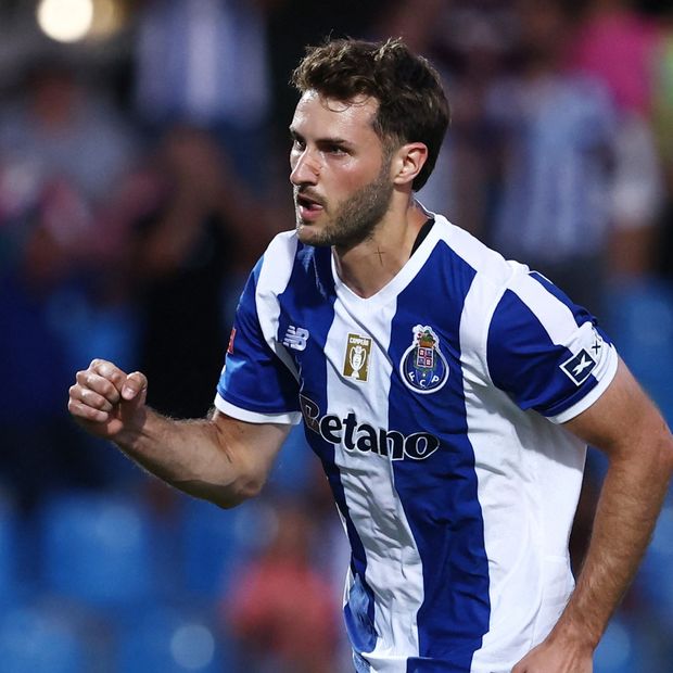 Santiago Gimenez con la camiseta del FC Porto en un partido de la liga de Portugal