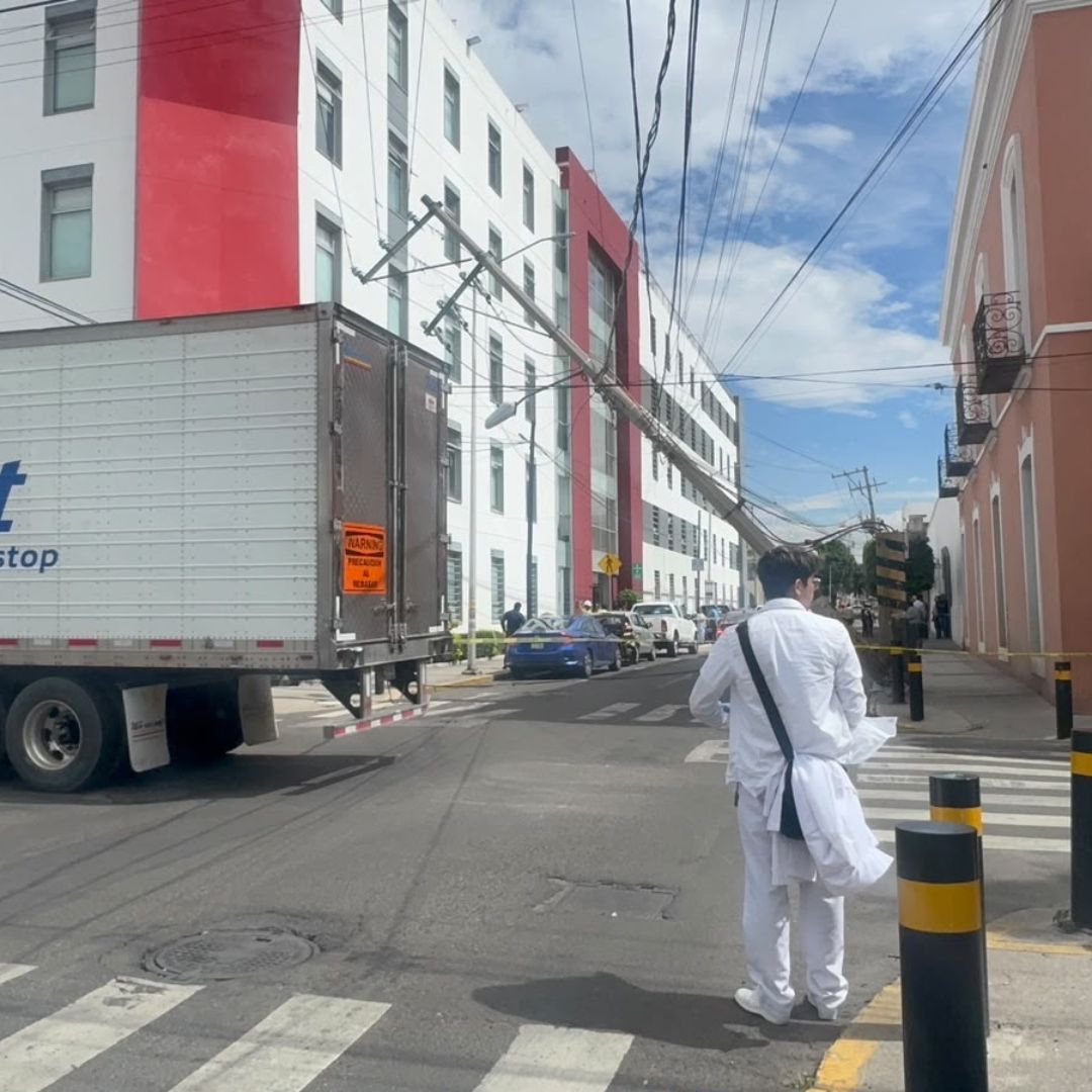 Poste derribado en inmediaciones de la UPAEP en Puebla.