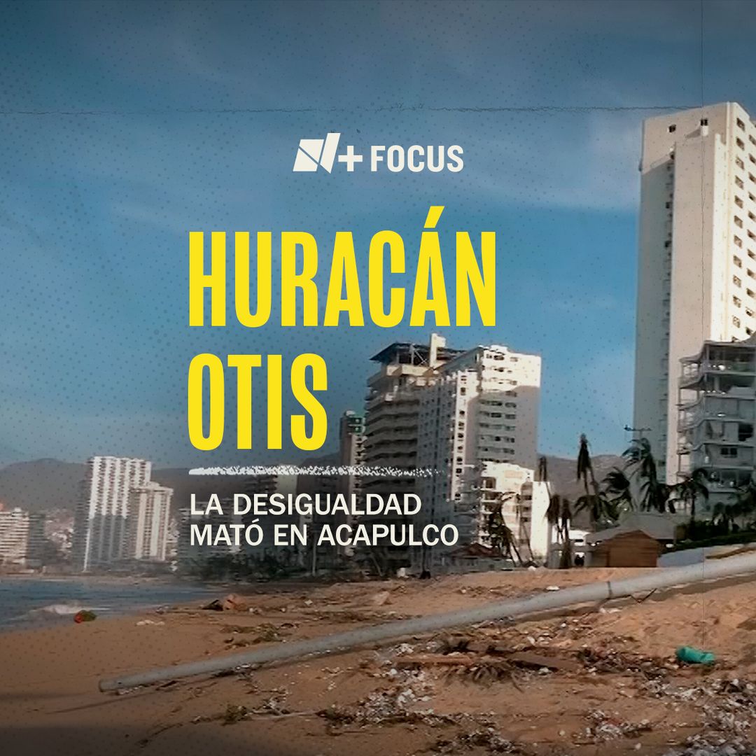 Playa devastada por el huracán en donde se pueden ver restos de edificios a la orilla de playa