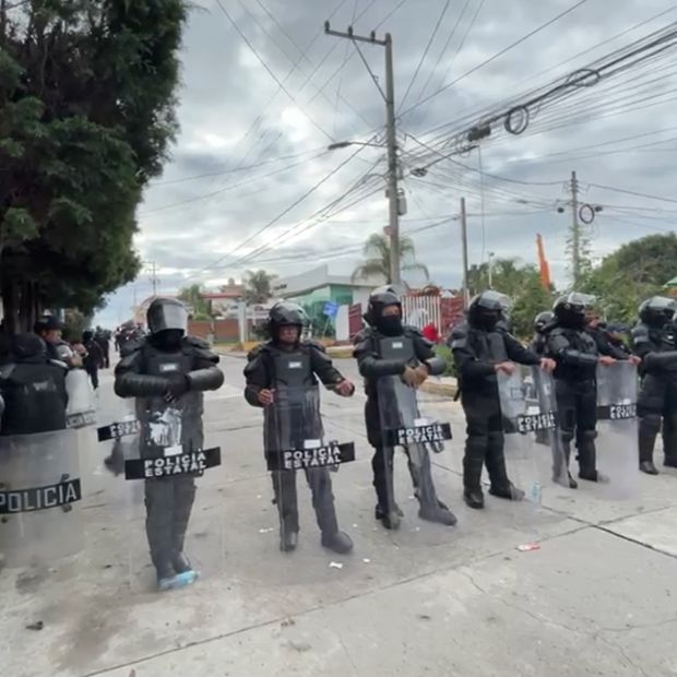 Granaderos protegen trabajos de perforación de pozo en San Miguel Xoxtla, Puebla.
