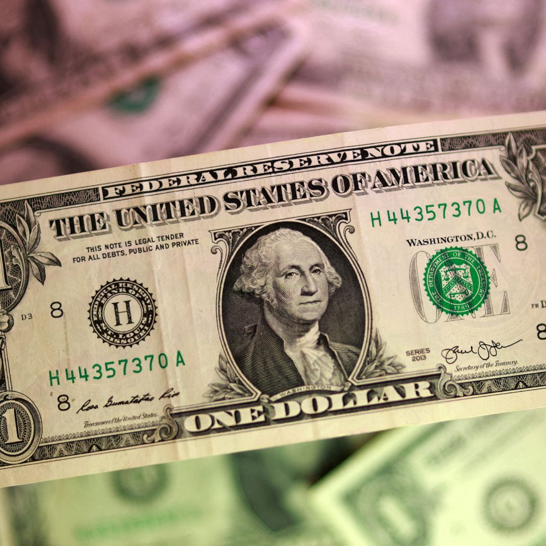 El precio del dólar estadounidense cambia durante toda la jornada