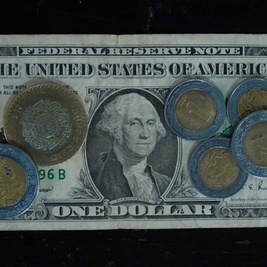 El precio del dólar estadounidense cambia durante toda la jornada