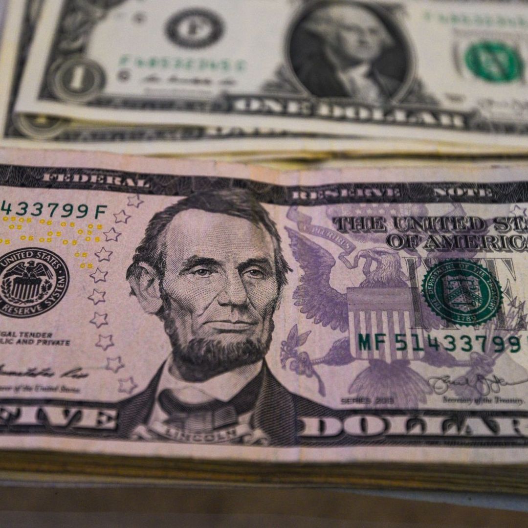 El precio del dólar estadounidense cambia durante toda la jornada